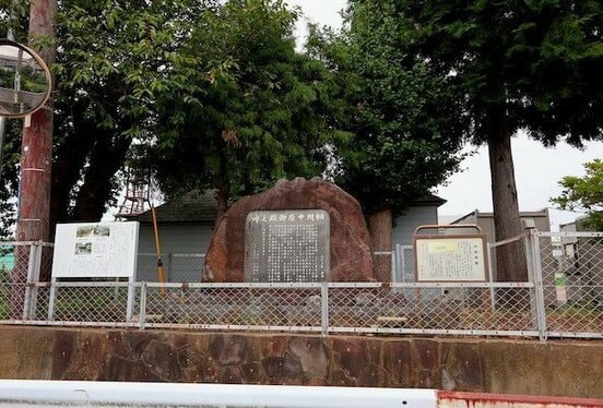中原御殿跡(小学校敷地内に碑がある)