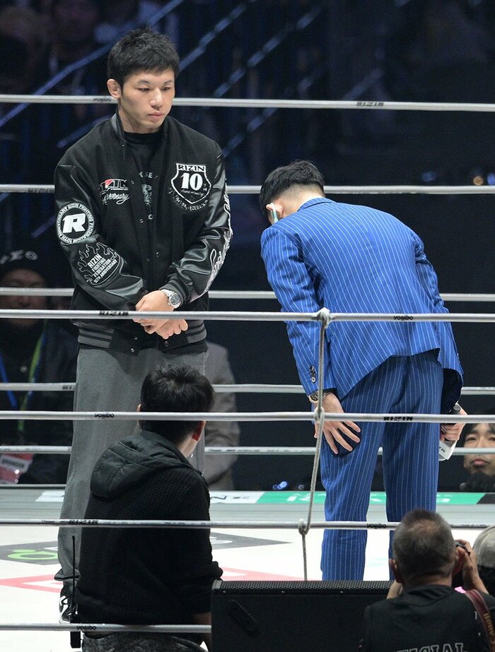 対戦予定だった斎藤裕(左)に頭を下げて罪するYA-MAN