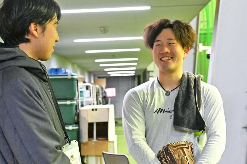 記者の取材に応じたソフトバンク・安徳駿(右)