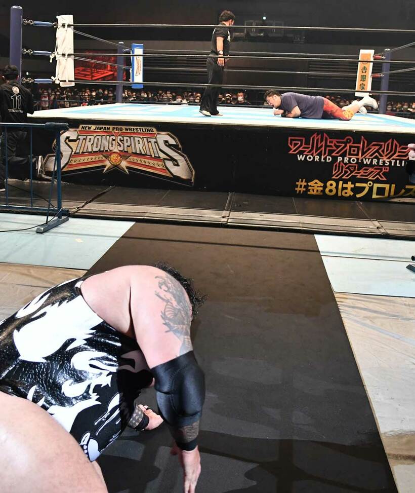  ジョナ（手前）を置き去りにし見事なリングアウト勝利を収めた矢野（東スポＷｅｂ）