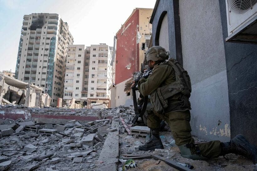 ハマスを攻撃するイスラエル軍兵士（ロイター）
