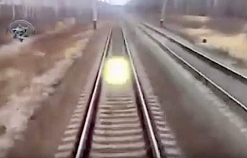  列車を追いかけてくる謎の発光体（ユーチューブから）