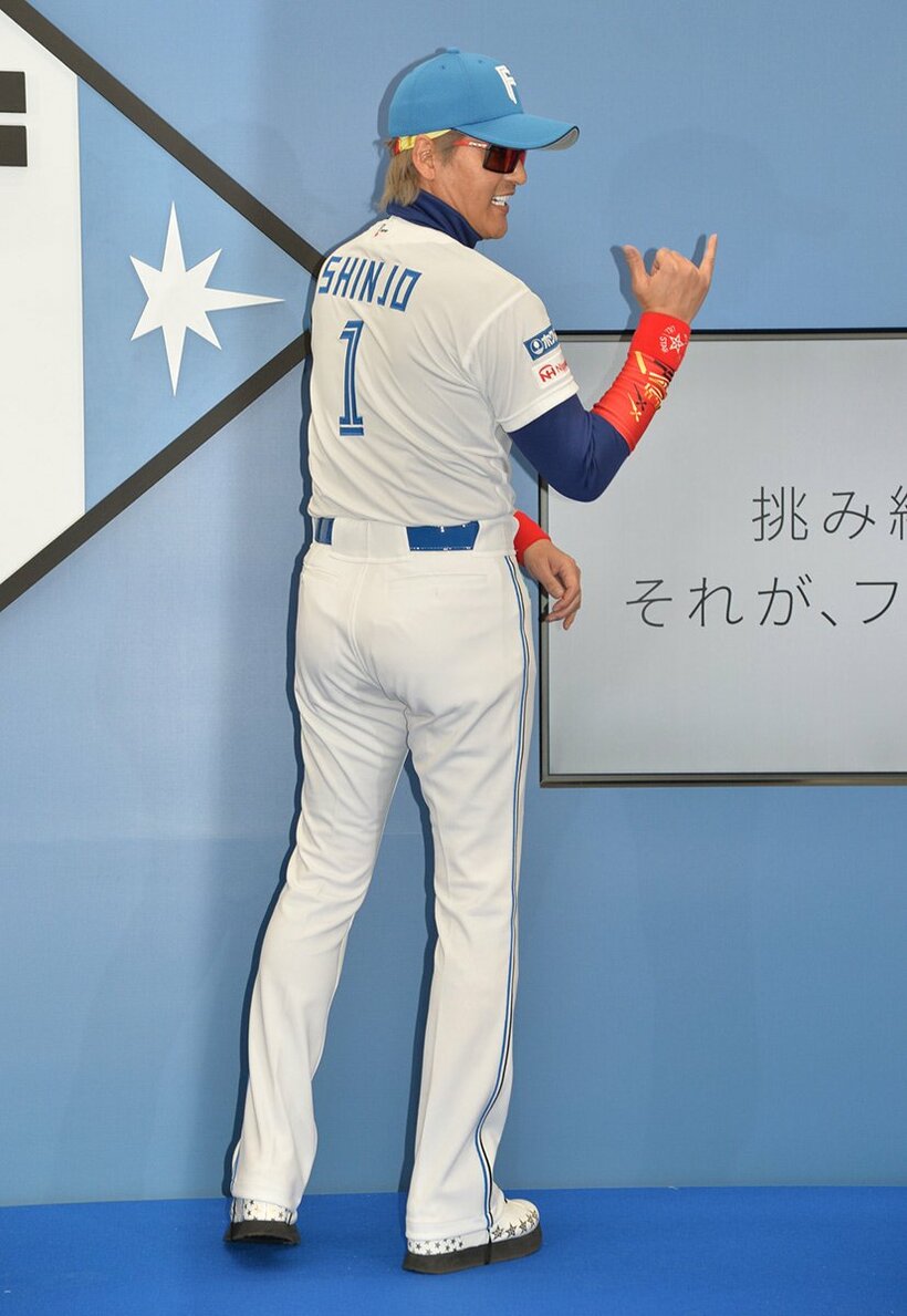  背番号１をお披露目した日本ハム・新庄監督（東スポWeb）