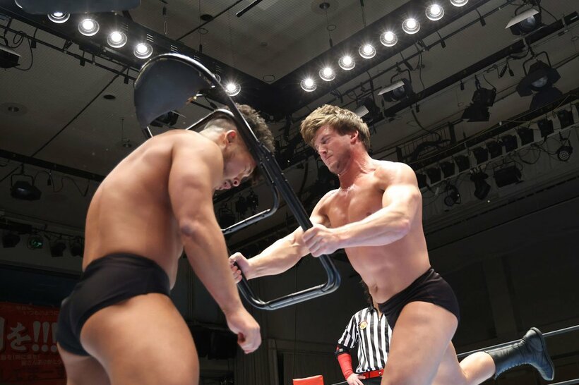 永井大貴(左)に椅子を叩きつけたゼイン・ジェイ