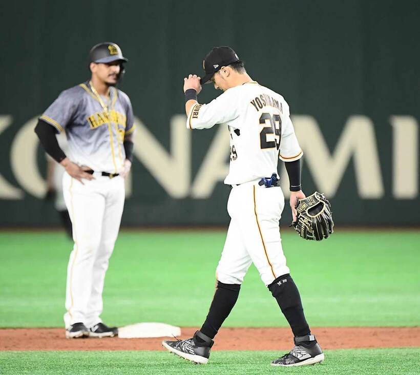  ３回、一塁へ悪送球しうつむく吉川