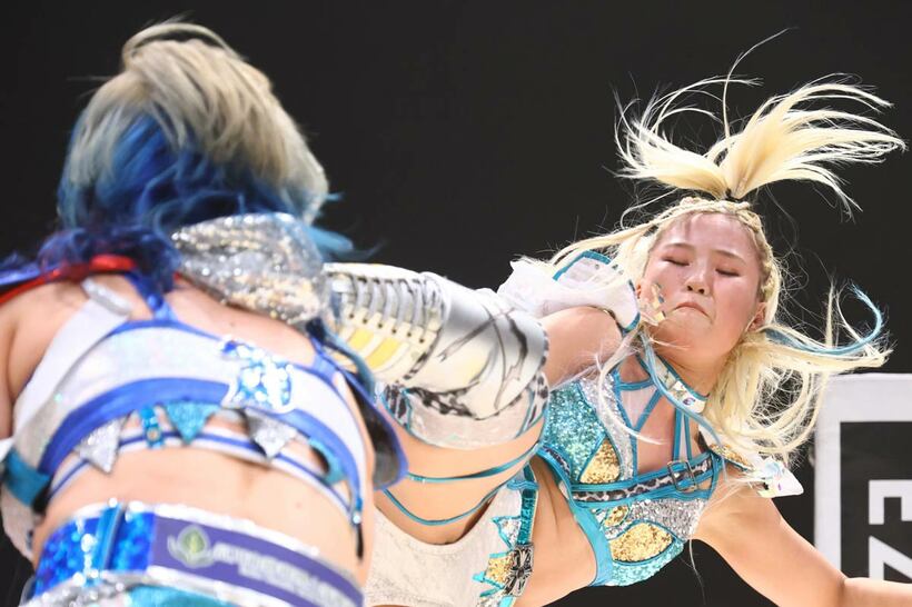 鋭いキックを放つビクトリア弓月