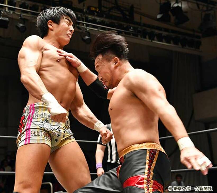  １７年１１月のタッグ王座戦で竹下は丸藤（右）から厳しい洗礼を浴びた