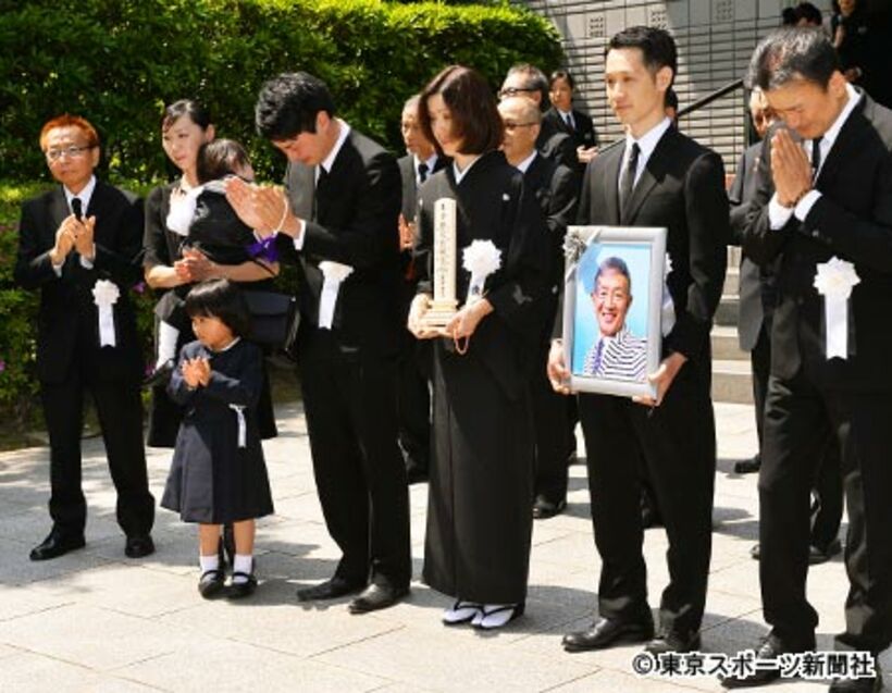 加瀬さんに別れを告げる「ワイルドワンズ」のメンバー・鳥塚しげき（左）、島英二（右）、妻・泰子さん（中）ら親族