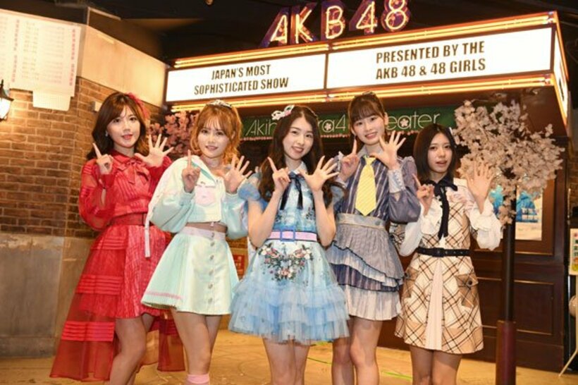  左から宮崎美穂、込山榛香、岩立沙穂、浅井七海、大西桃香