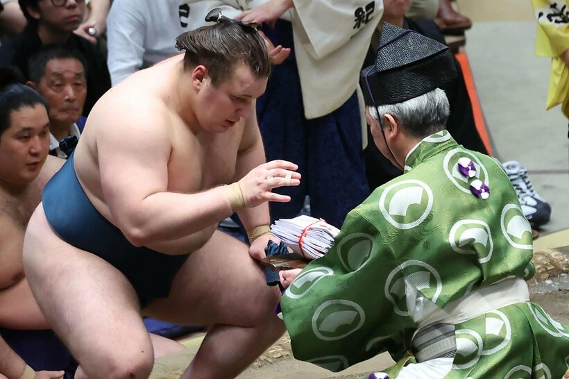 勝ち越しを決めた安青錦