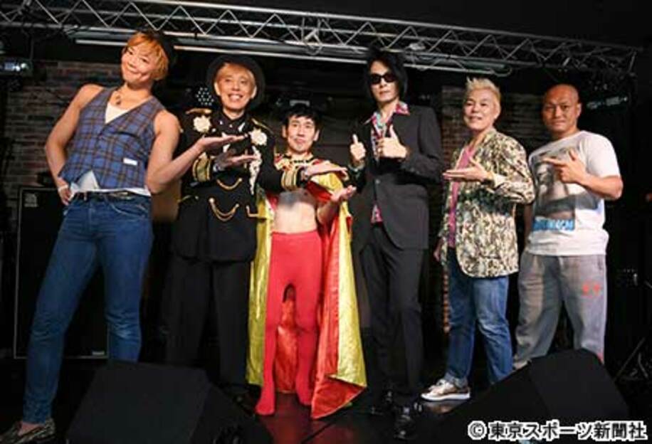 abe-gakk（右から３番目）の記念ライブに登場した（左から）楽しんご、タジマジック、エスパー伊東、神取忍、渡邉一久