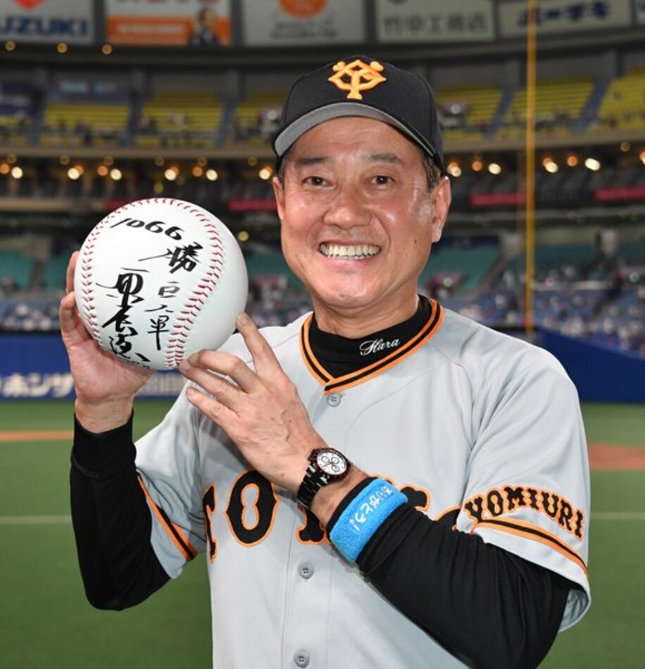  川上哲治氏に並ぶ１０６６勝を達成した原辰徳監督は記念サインボールを手に笑顔