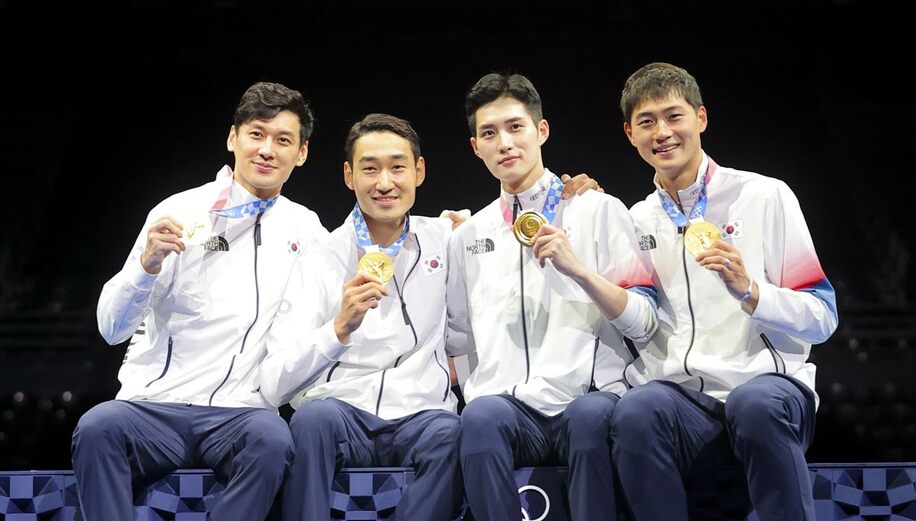  東京五輪フェンシング男子サーブル団体で金メダルに輝いた韓国代表（左からグ・ボンギル、キム・ジョンファン、キム・ジュノ、オ・サンウク＝ロイター）
