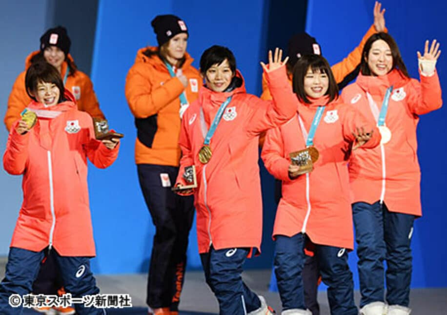  念願の金メダルを手に笑顔の（左）から高木菜、高木美、佐藤、菊池
