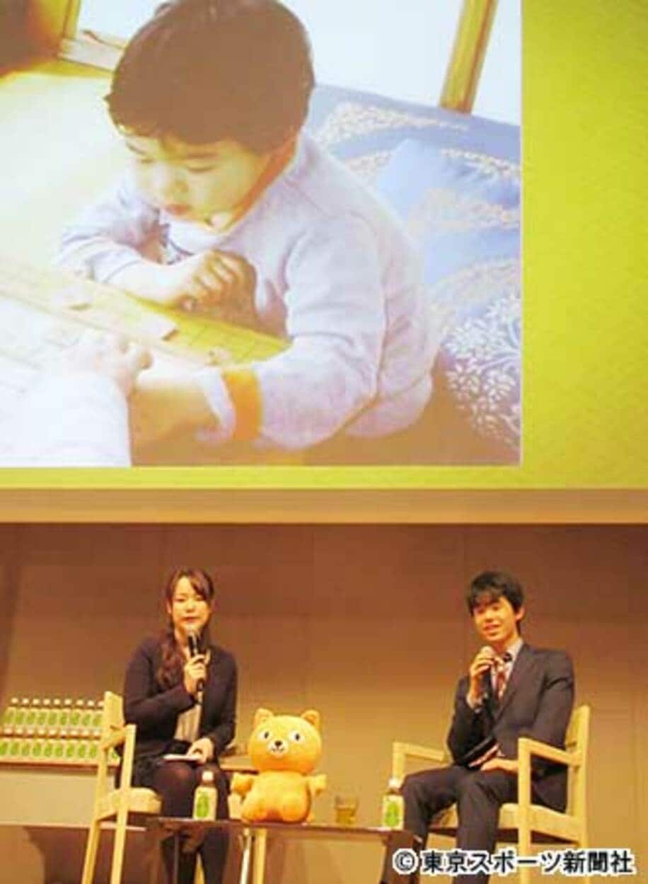 幼いころの写真を使ってトークショーを行った藤井聡太四段（右）と司会を務めた藤田綾女流二段