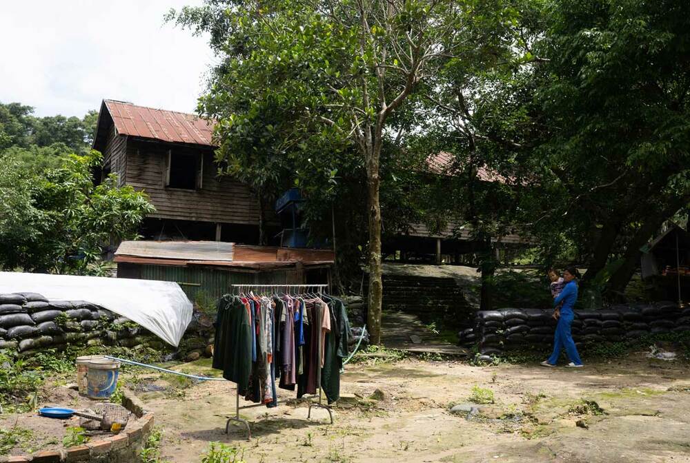 プレアビヒア寺院周辺で洗濯物を干すカンボジア兵士の家族（撮影＝郡山総一郎氏）