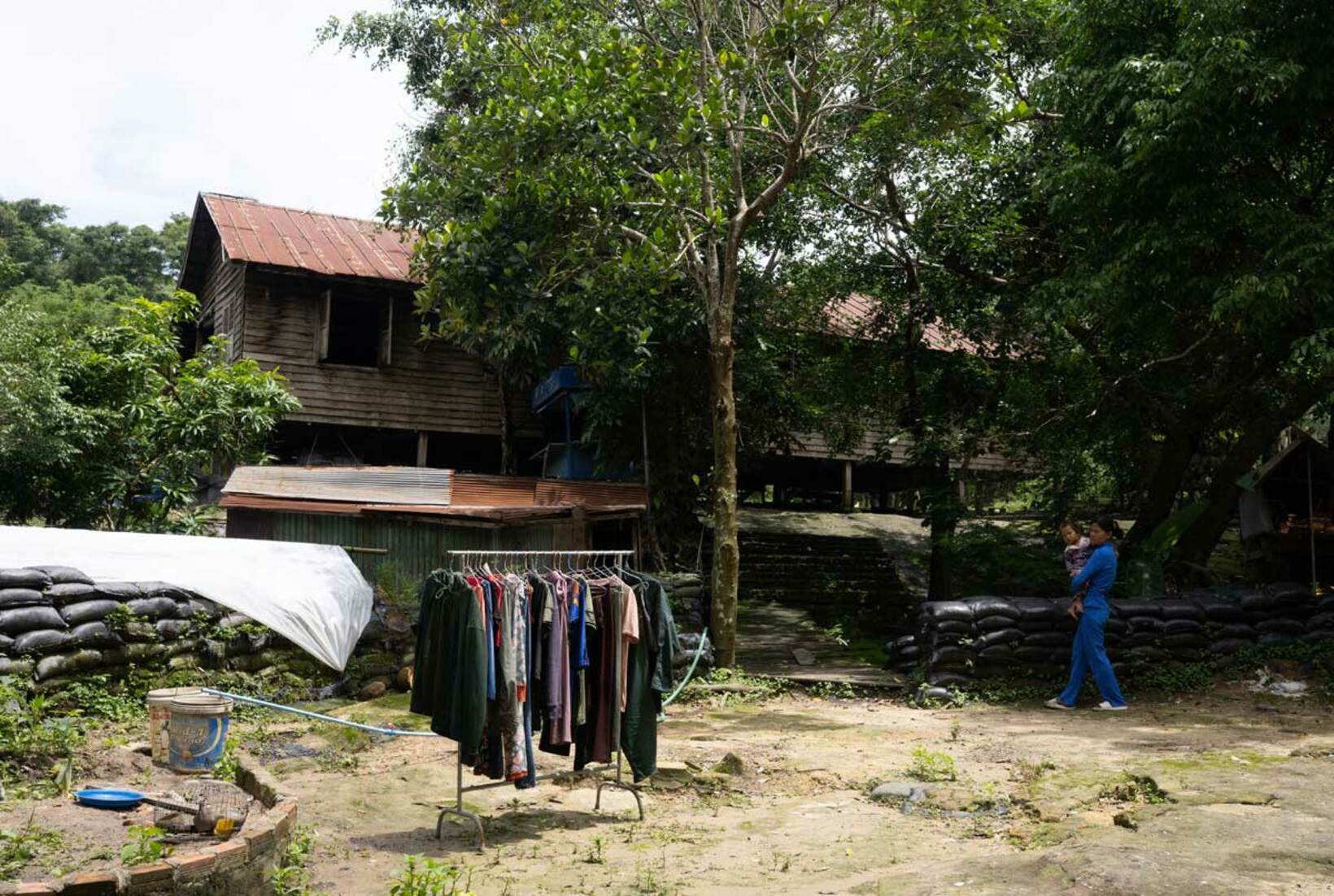 プレアビヒア寺院周辺で洗濯物を干すカンボジア兵士の家族（撮影＝郡山総一郎氏）