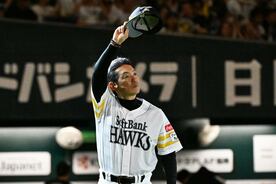ファンの声援にこたえる小久保監督