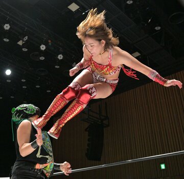 テオトレコ（左）に蹴りを放つSareee