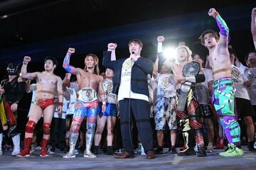 日本プロレスリング連盟主催『FACE THE NEXT』を「愛してま～す！」で締めた新日本の棚橋社長(中)