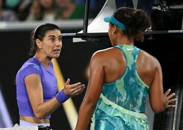 大坂なおみ(右)に抗議するチルステア（ロイター）