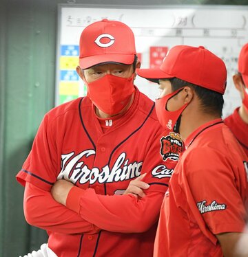  広島・佐々岡監督(左)はベンチで渋い表情（東スポWeb）