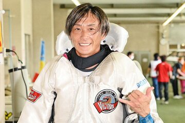 アロハポーズを決める峰竜太