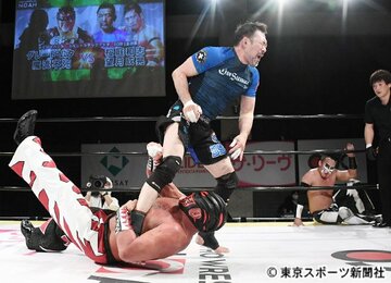  桜庭和志（上）にドラゴンスクリューを決めるグレート・ムタ