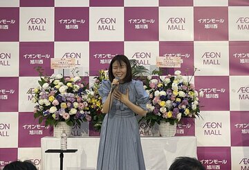 ４か月ぶりとなるショッピングモールでのライブを行った半崎美子