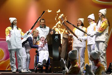 点火された聖火（ロイター）