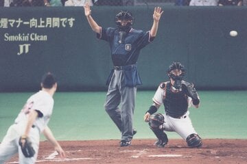 ２０００年６月７日の巨人対阪神戦でダレル・メイ（左）は打席を外した和田豊めがけて“暴投”。両手を上げているのは橘高球審