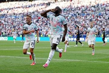 ダメ押しゴールを決めたベルギーのロメル・ルカク（右＝ロイター）