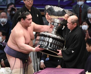  昨年は４度、賜杯を手にした照ノ富士（東スポWeb）