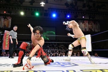 平田一喜とともに踊る武知海青（左）