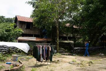 プレアビヒア寺院周辺で洗濯物を干すカンボジア兵士の家族（撮影＝郡山総一郎氏）