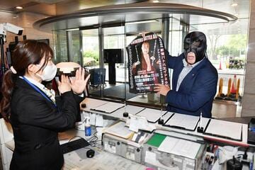 受付嬢にダメ出しされる謎の覆面男（江東区の東スポ本社）