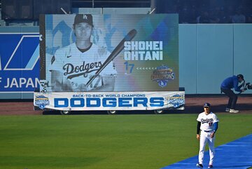 開幕セレモニーで入場する大谷翔平