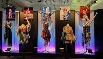 中央を除く左右４衣装が名古屋会場で新展示©Ｓｏｎｙ　Ｍｕｓｉｃ　Ａｒｔｉｓｔｓ　Ｉｎｃ．Ａｌｌ　Ｒｉｇｈｔｓ　Ｒｅｓｅｒｖｅｄ．©ＬｉＳＡ記念展「ＰＲｉＳＭ」名古屋会場実行委員会