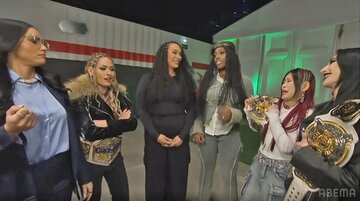 ナイア・ジャックス、ラッシュ・レジェンド(中央)の加わり、６人で罵り合いに（©AbemaTV, Inc.）