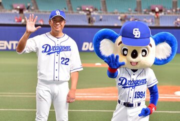  ５戦連続完投でドアラ（右）と仲良くポーズを決めた中日・大野雄だが…