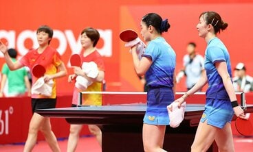 中国ペアに及ばなかった張本美和、早田ひなペア(右側)
