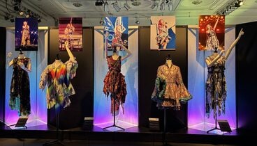 中央を除く左右4衣装が名古屋会場で新展示©Sony Music Artists Inc.All Rights Reserved.©LiSA記念展「PRiSM」名古屋会場実行委員会