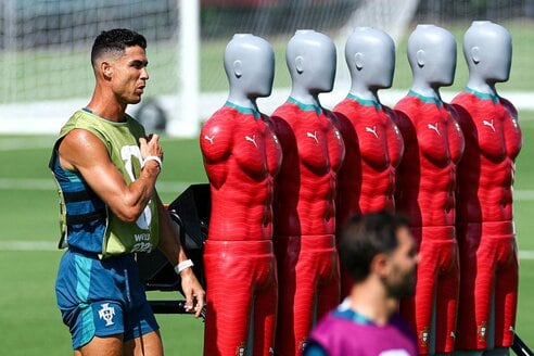 北中米W杯】C・ロナウド「なぜ先発か」で議論沸騰…指揮官の
