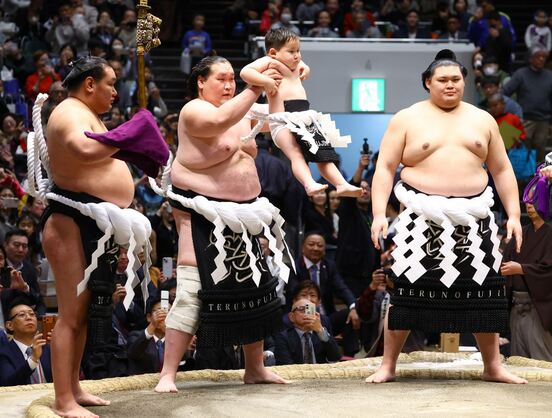 断髪式で土俵入りをする照ノ富士（中）と太刀持ちの豊昇龍（左）、露払いの大の里（右）