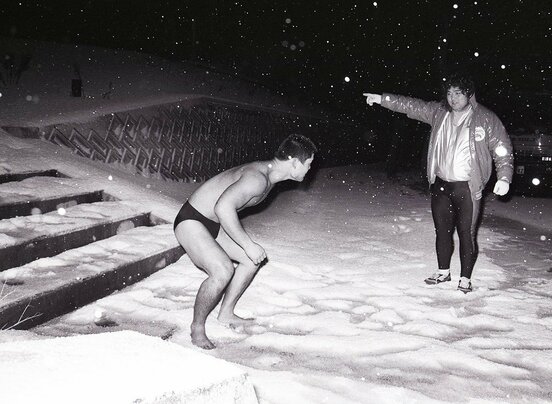  石段のうさぎ跳びで下に到着した山本に「おかわり」を要求する橋本（９１年２月＝山形・酒田、東スポWeb）