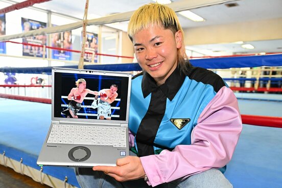 試合から一夜明け、試合の画像を手にドヤ顔の那須川天心