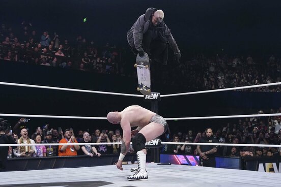 ダービー・アリン（上）からスケートボードストンプを食らったゲイブ・キッド ⒸAll Elite Wrestling