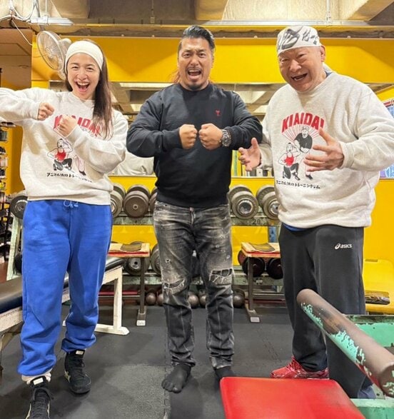 浜口ジムに結婚報告に来た鷹木信悟（中）と浜口京子（左）。右はアニマル浜口氏（浜口京子のインスタグラムから）