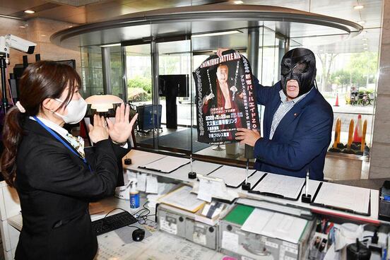 受付嬢にダメ出しされる謎の覆面男（江東区の東スポ本社）