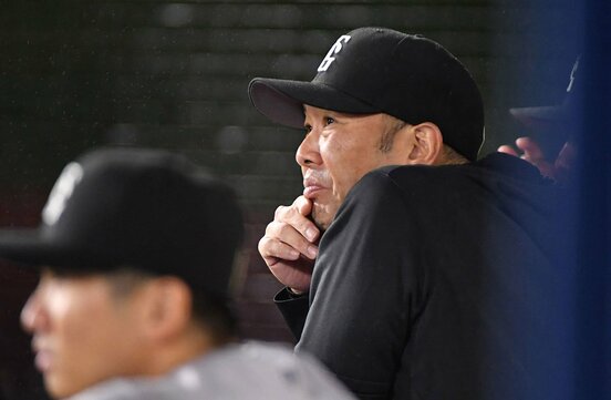 厳しい表情で戦況を見守る巨人・阿部監督